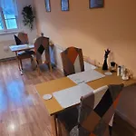 לינה וארוחת בוקר Gaestehaus Luise 3*